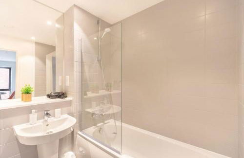 2 Bed Balcony Apt-Free Parking-Ideal for Work or Leisure - Foto 9