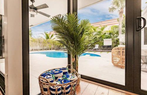 Resort Style Backyard Heated Pool Hot Tub Fire Pit - Foto 19