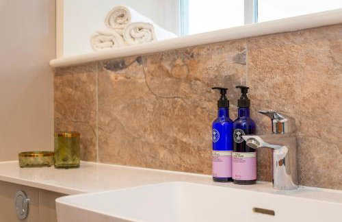 Luxury Barn - Hot Tub, Views, Stunning Location! - Pass the Keys - Photo 28