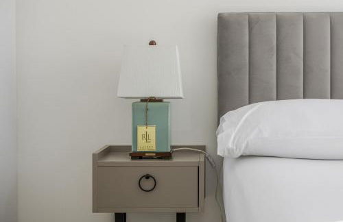 Luxurious 3 Bed House with Free Parking, Sky TV, Movies & Netflix - Foto 49