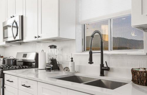 Heated Pool and Jacuzzi, Scenic Mountain View, Lux and Cozy, - Foto 9