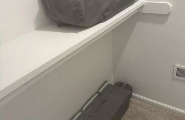 Beautiful 6 bed 3 bath home in quiet neighborhood - Foto 32