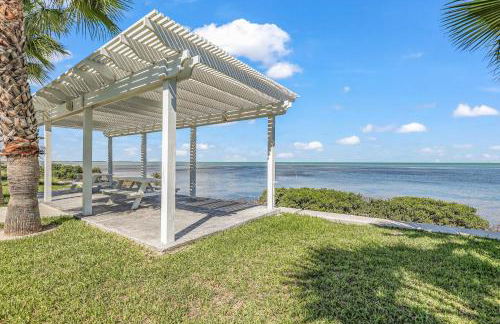 Bayfront Cottage- Pool - Hot Tub - Close to Beach - Foto 32