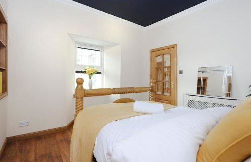 JOIVY Greenknowes Estate with Hot Tub and Bar - Farmhouse and Lodge - Photo 24