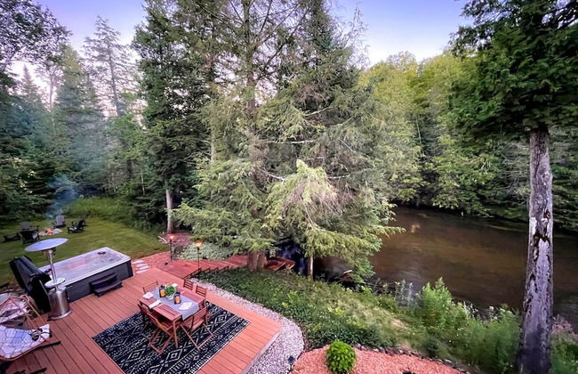 Firefly Lodge! Boardman River! Hot Tub! Woodstove! - Foto 2