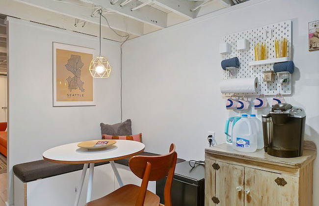 Mid-Century Vibes Basement - Foto 7