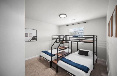 Charming Family Stay w Arcade Theatre Ski Haven Walking trails and river walk in backyard - Foto 8