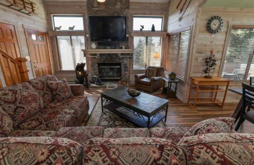 Seven Springs Sunridge 3 Bedrooms Premium Condo, Private Hot Tub! by RedAwning - Photo 2