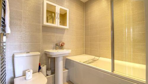 Beautiful 2 Bed House, Central spot with free parking - Foto 5