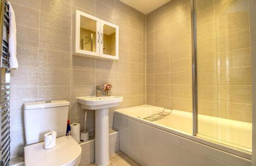 Beautiful 2 Bed House, Central spot with free parking - Foto 5