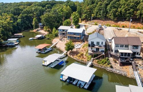 Expansive Deck, Private Dock, Boat Slip and Stunning Views - Foto 47