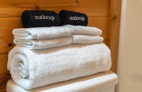 Log Cabin with Hot Tub, Game Room-10 min to NRG - Foto 28