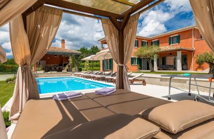 Beautiful Villa Village with tennis court in Tinj - Photo 9