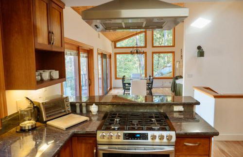 Lux, designer 8-acre retreat with private creek - Foto 51