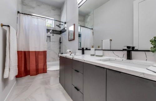 Luxurious Newly Built 5BR 5BA | Rooftop W/ Grill - Foto 23