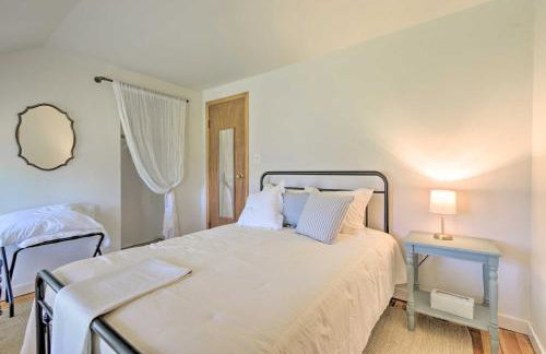 Walk to Beach! Sodus Point Escape with Private Yard - Foto 24