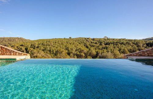 Casa de Piedra ubicada en el exclusivo wine village de Viladellops, te ofrece una experiencia única, donde el lujo y la tradición se fusionan en un entorno natural privilegiado - Foto 4