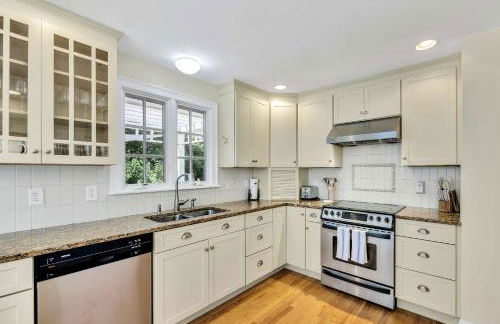 1 Story Family Home Half Mile to Beach with Patio , Grill, Office with Twin Beds, Peaceful Wooded Setting, Spacious Driveway, Garden Views, Walk to Shore, Perfect Cape Cod Getaway for Families - Foto 33