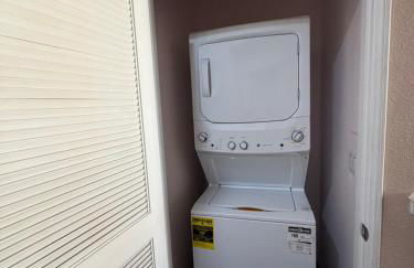 Private and Stylish 3Bdrm 3Ba Townhome, Gated Patio, King Bed, Spacious, Free Parking, Available now - Foto 22