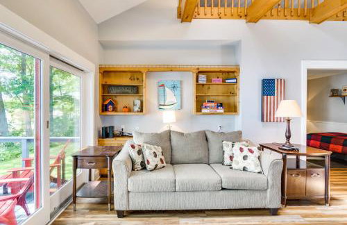 Waterfront Getaway on Sodus Bay Prime Location! - Foto 8