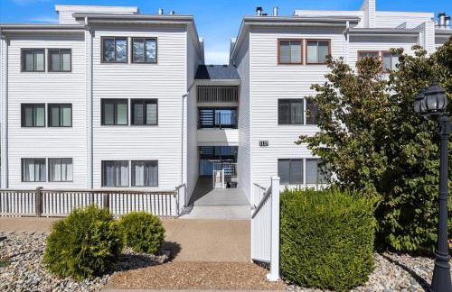 Lakefront Osage Beach Condo + Workspace w/ Pool Views - Foto 45