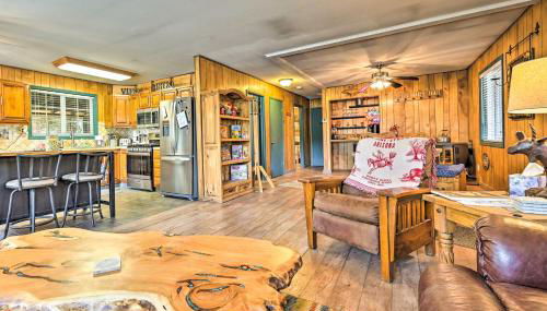 Near Hiking Trails Woodsy Pine Cabin with Fire Pit - Foto 2