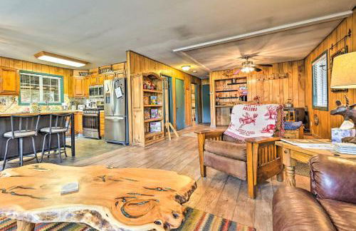 Near Hiking Trails Woodsy Pine Cabin with Fire Pit - Foto 2