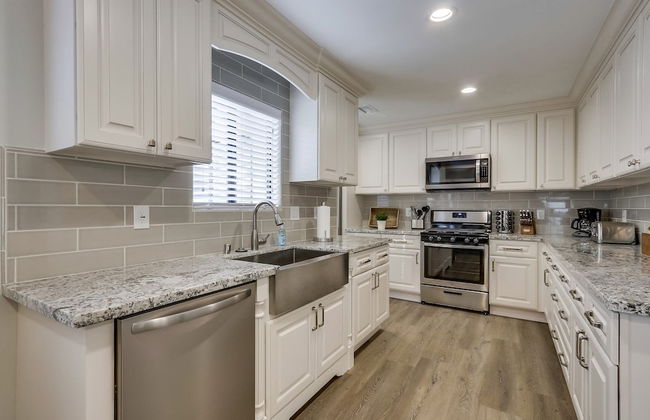 5 Bedroom plus loft room, 3 Bath home - Photo 12