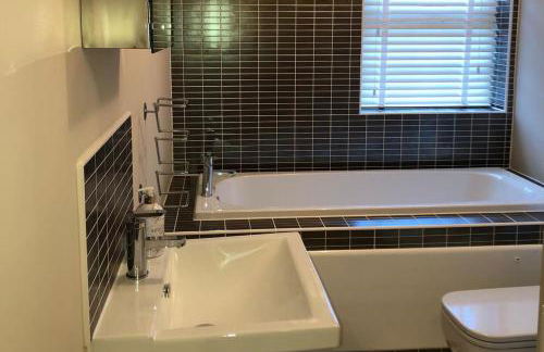 2-Bed Hillside House - Sleeps 4 Garden & Parking - Foto 6