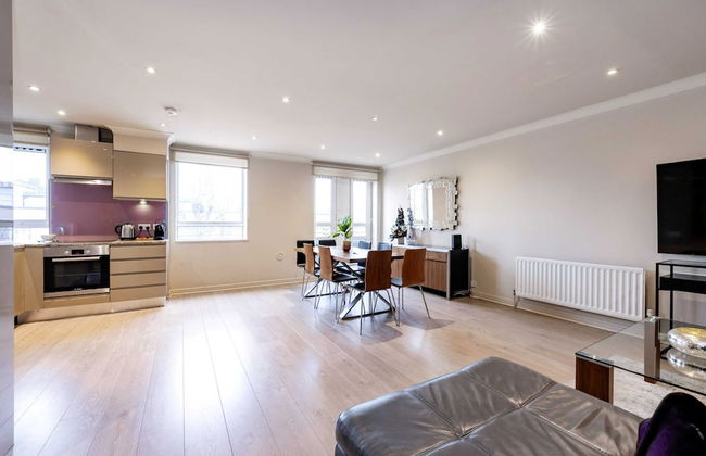 Beautiful 3-bed in the Heart of London With Parking-hosted by Sweetstay - Photo 10