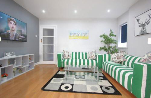 Stunning 3 Bedroom 2 Bathroom Bungalow by CozyNest - Photo 6