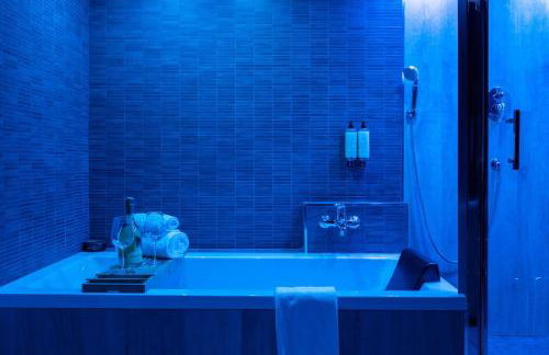 3 Suite in Centro Città con Vista Mare, Doccia Cromoterapia & Netflix Gratuito - Foto 9