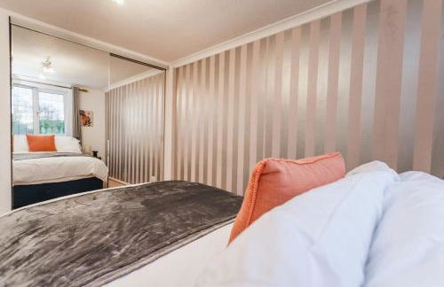 Elegant 5-Bed Home, Families & Friends, Sleeps 6, Parking, Free Wi-Fi - Foto 21