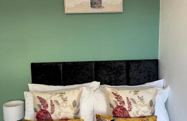 Elegant 3-bed apartment with FREE onsite PARKING in Enfield - Out door Patio - Big savings on Longer Stays - Photo 22