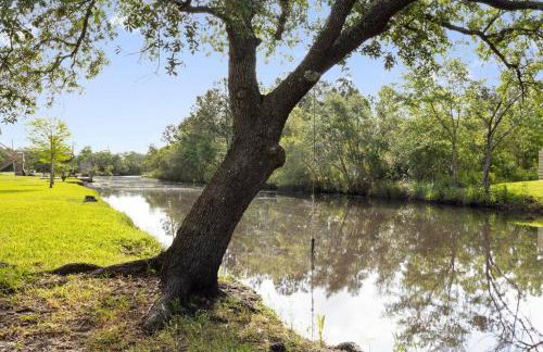 Waterfront Home Game Room Ping Pong Outdoor Bar Area - Foto 37