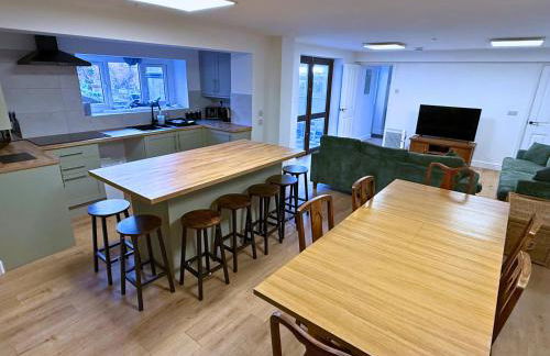 New 4 Bed House Sleeps up to 8 People - Foto 23