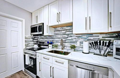 NEW Waterfront Tropic Oasis - Heated Pool, Canal, Dock, Air Hockey - Foto 15