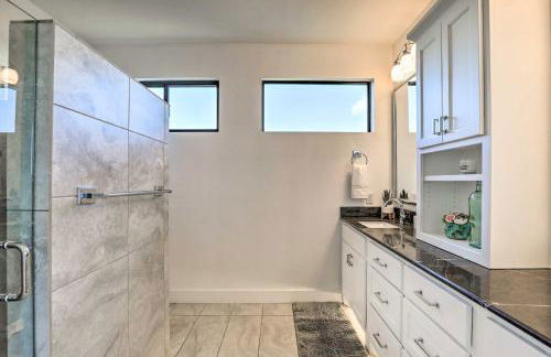 Lake Granbury Views and Game Room! Modern Escape - Foto 16