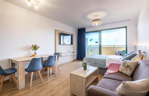 Palms & Pines Apartment, with a pool and marvellous sea view, 10 minutes to the beach - Foto 1