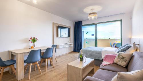 Palms & Pines Apartment, with a pool and marvellous sea view, 10 minutes to the beach - Foto 1