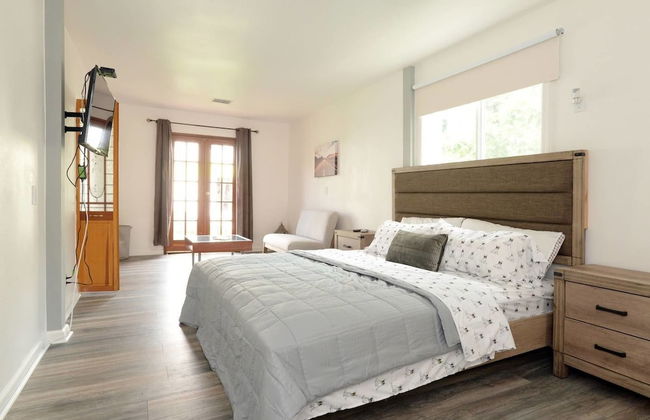 Spacious House on Melrose w Private Backyard Gym - Photo 5