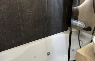 Family & Business Apartments PREMIUM No1 - 1 Bedroom with Private Jacuzzi, Balcony, Parking - Photo 13