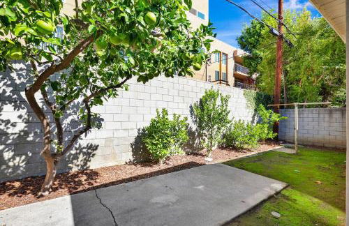 Charming 2BR 2BA Los Angeles Home with Character - Foto 36