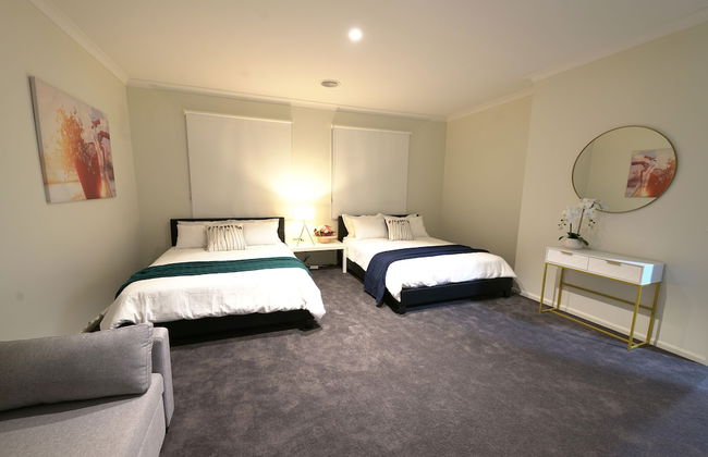 Luxury 9 BRM House in Melbourne - Photo 6