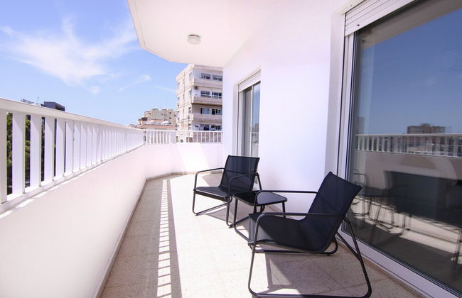 Phaedrus Living: Modern City View Flat Nafi - Photo 14
