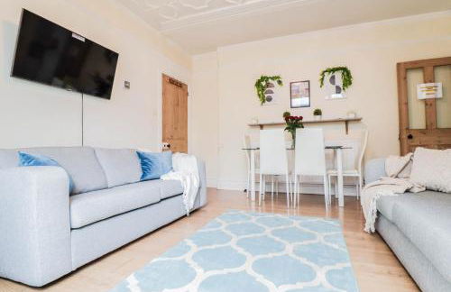 Spacious 4-Bed Home, Perfect Stay with Free WiFi - Foto 21