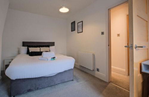 Central 1BDR Apartment By Torr Property Group Short Lets & Serviced Accommodation With Free WiFi Stratford Upon Avon - Foto 31