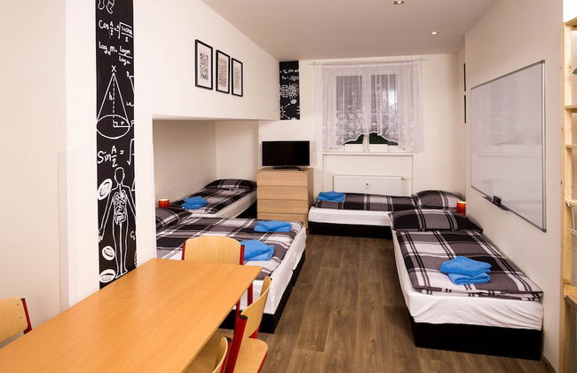 School Apartment by metro stop Vyšehrad - Foto 7