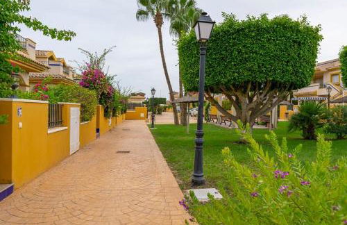 Beautiful 3 Bed Townhouse with landscaped communal pool area - Foto 30