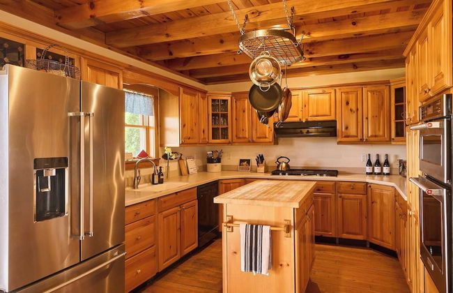 Mountain House & Cottage at Seminary Hill by Avantstay - Photo 16